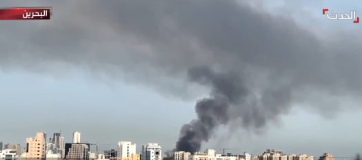 دود ناشی از حملات موشکی ایران به پایگاه امریکا در بحرین دود ناشی از حملات موشکی ایران به پایگاه امریکا در بحرین