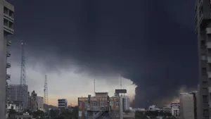 اطلاعیه مهم هلال احمر درباره آلودگی ناشی از بمباران مراکز نفتی تهران: این 6 نکته را رعایت کنید ، ممکن  است باران اسیدی ببارد