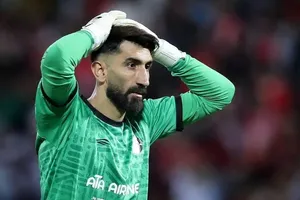 اخراج بیرانوند پس از خطا روی سردار آزمون در دقیقه ۵۲