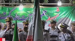 حضور بازماندگان ناو دنا در تجمع مردم قم