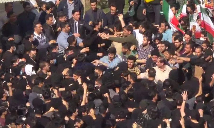 درگیری بین دانشجویان معترض و بسیج دانشجویی