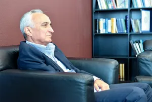 سخنی با مذاکره کنندگان: مرعوب شعارها نشوید؛ به جای «حق مسلم»، پیگیر منافع ملی ایران عزیز باشد