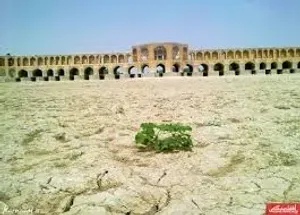 زاینده رود تبدیل به پیست اسب سواری شد (فیلم)