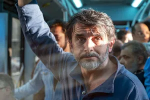سکانسی عجیب و پربیننده از یک فیلم: امین حیایی «گشت ارشاد» را دزدید! (فیلم)