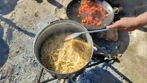 پخت ماکارونی در طبیعت توسط بانوان عشایر ایران