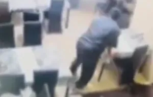 تصاویر دوربین مداربسته یک رستوران، آوار شدن سقف و دیوار آشپزخانه رستوران را ثبت کرده است