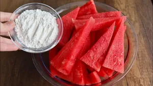 طرز تهیه دسر سریع با هندوانه و آرد برای مهمانی تابستانی