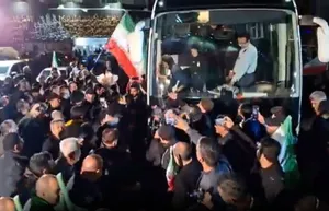 استقبال مردم از فوتبالیست‌های بانوی ایران در میدان ولیعصر