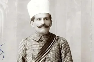 سه تن از خوانین مسلح ایل بختیاری در اواخر دوره قاجار(عکس)