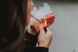 چرا دختران سیگار میکشند؟