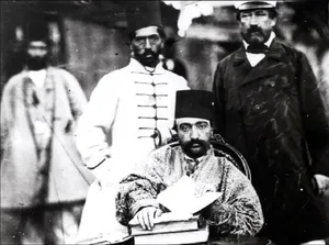 «ناصرالدین شاه» در کنار نوه اش «سید جواد امامی» (عکس)