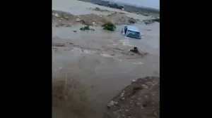 عملیات نجات جوان فلسطینی گرفتار در سیلاب‌های الخلیل (فیلم)