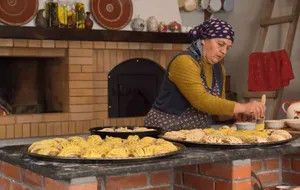 پخت نان سنتی دارچینی با مغز گردو توسط مادربزرگ روستایی