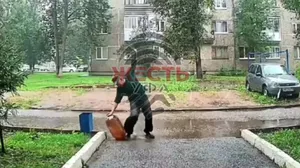 لحظه افتادن مرد و ترکیدن بطری پرخطر (فیلم)