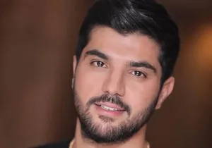 بازیگر سریال توقیف‌شده به دیدار خانواده شهدای مدرسه میناب رفت