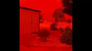 آسمان خونین در استرالیا: طوفان منطقه را در غبار فرو برد