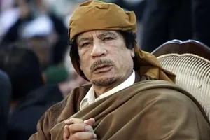 «معمر قذافی» در مراسم فارغ‌التحصیلی آکادمی نظامی زنان در طرابلس؛ سال ۱۳۶۰(عکس)