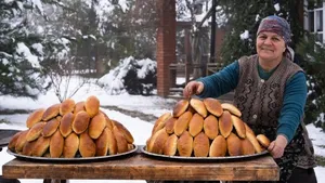 پخت پای سبزیجات توسط مادر بزرگ روستایی