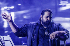 رضا صادقی قطعه‌ای به نام گل میناب را برای کودکان پرپرشده میناب خواند