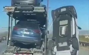 حادثه سقوط خودرو از روی تریلی خودروبر و ترافیک سنگین بزرگراه