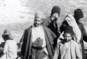 سیگار کشیدن دو مرد قاجاری روی پشت‌بام در دوران ناصرالدین شاه (عکس)