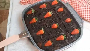 طرز تهیه کیک خیس شکلاتی کافی‌شاپی در تابه و بدون فر