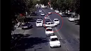 شاخ‌به‌شاخ شدن پراید و پژو ۲۰۷ پس از زرنگ‌بازی در خیابان (فیلم)
